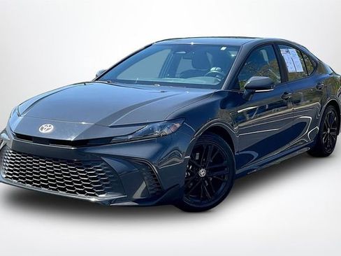 Used 2025 Toyota Camry SE image 2