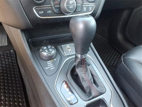 Used 2019 Jeep Cherokee Trailhawk w/ Cold Weather Group image 18