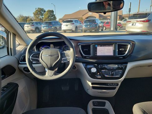 Used 2023 Chrysler Voyager LX image 11