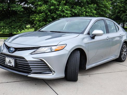 Used 2024 Toyota Camry XLE FWD image 3