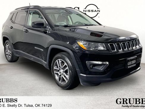 Used 2017 Jeep Compass Latitude w/ Cold Weather Group FWD image 1