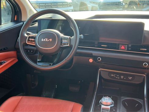 Used 2025 Kia Carnival EX FWD image 23