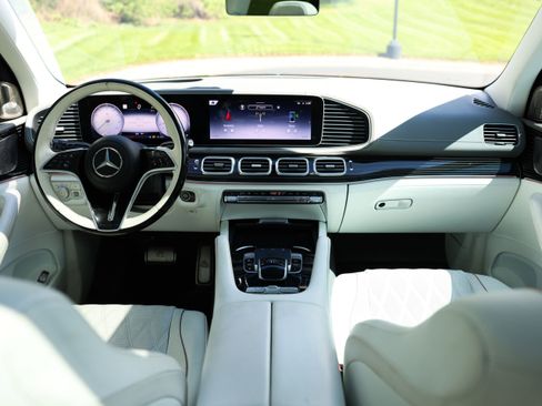 Used 2024 Mercedes-Benz Maybach GLS 600 4MATIC image 2