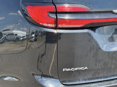 Certified 2024 Chrysler Pacifica Touring-L FWD image 7