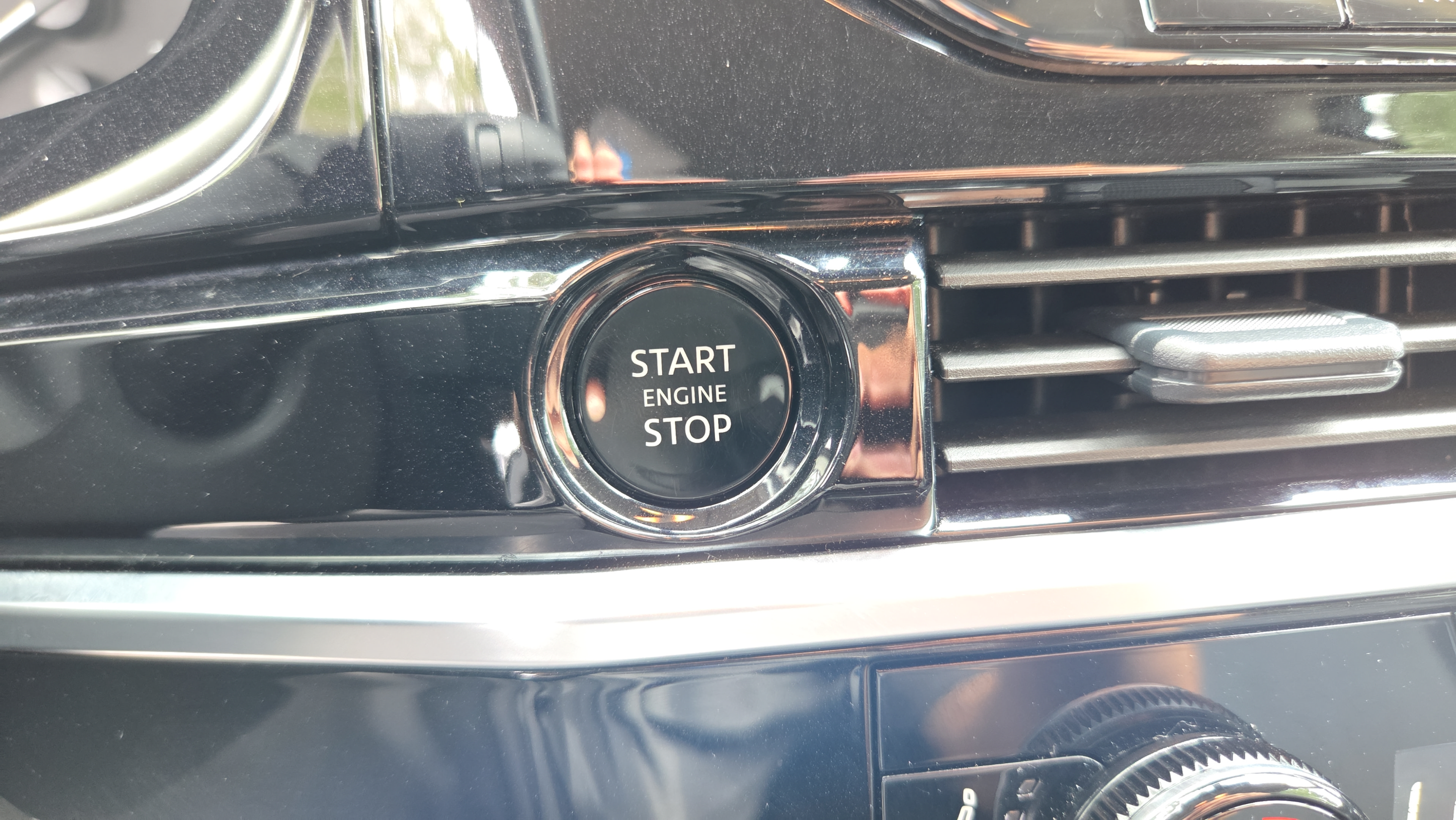 Used 2025 Nissan Pathfinder SL AWD/4WD image 28