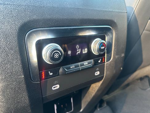 Used 2022 GMC Yukon XL AT4 image 22