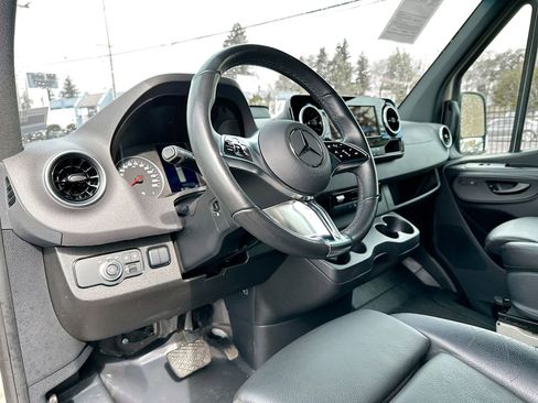 Used 2025 Mercedes-Benz Sprinter 2500 image 8