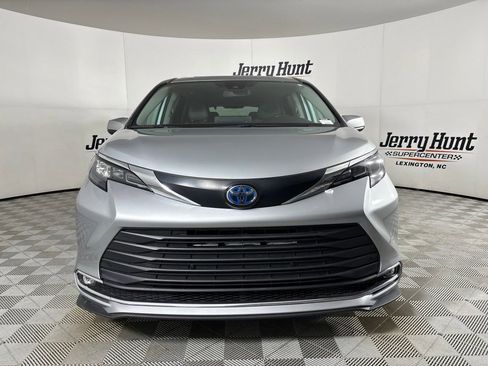 Used 2024 Toyota Sienna XLE FWD image 2