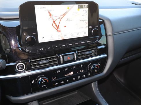 Used 2024 Nissan Pathfinder SL w/ Lighting Package (N92) FWD image 7