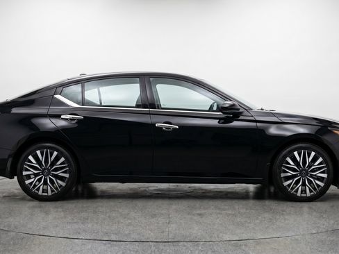 Used 2025 Nissan Altima 2.5 SV FWD image 11