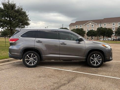 Used 2018 Toyota Highlander XLE image 4