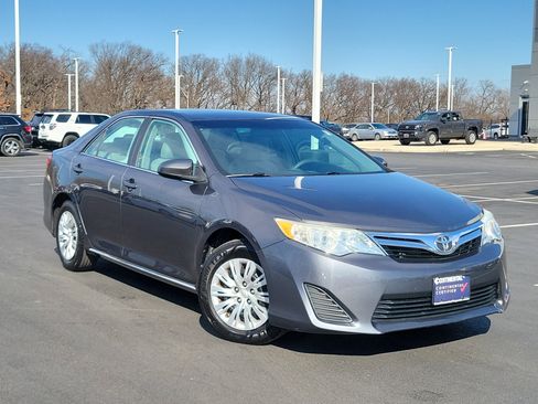Used 2013 Toyota Camry LE image 2