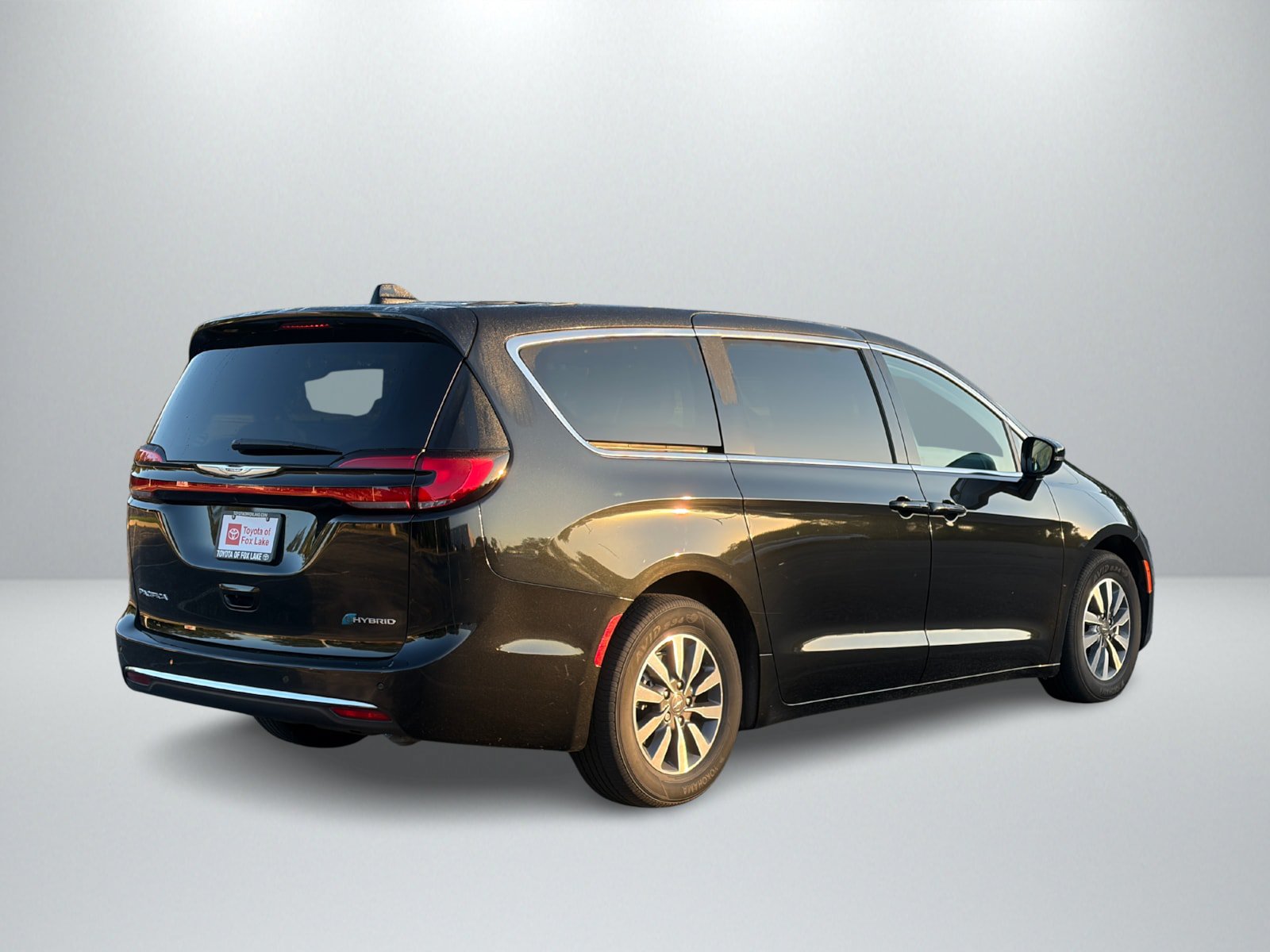Used 2024 Chrysler Pacifica Limited w/ Uconnect Theater Family Group FWD image 5