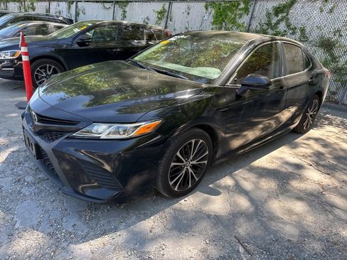 Used 2019 Toyota Camry SE image 4