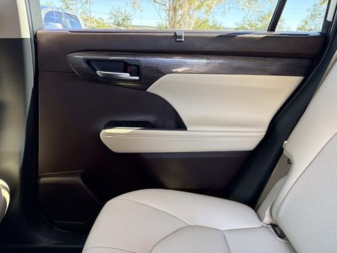 Used 2022 Toyota Highlander Limited image 19