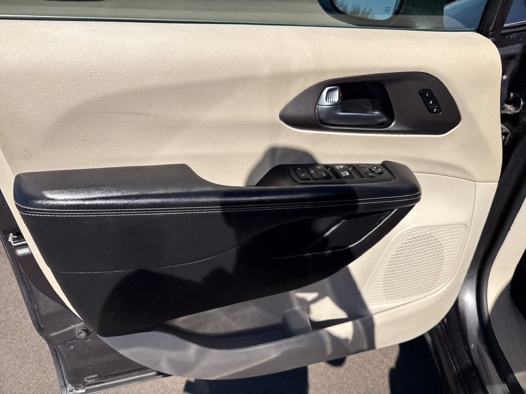 Used 2021 Chrysler Pacifica Touring-L FWD image 10