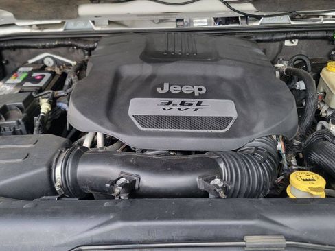 Used 2013 Jeep Wrangler Unlimited Sahara w/ Connectivity Group AWD/4WD image 15