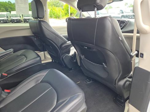 Used 2024 Chrysler Pacifica Limited FWD image 11
