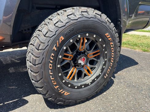 Used 2019 Toyota Tacoma TRD Sport AWD/4WD image 9