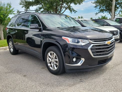 Used 2020 Chevrolet Traverse LT FWD image 2