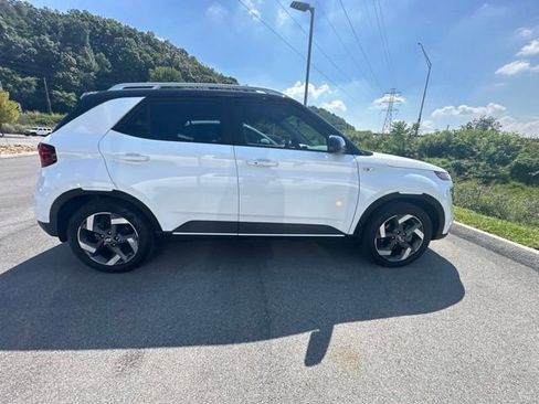 Used 2022 Hyundai Venue Limited FWD image 6