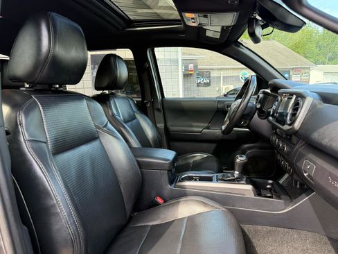 Used 2019 Toyota Tacoma SR5 AWD/4WD image 10