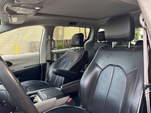 Used 2023 Chrysler Pacifica Limited FWD image 11