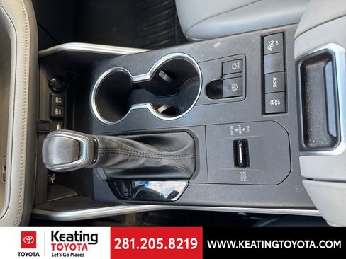 Used 2021 Toyota Highlander XLE image 18