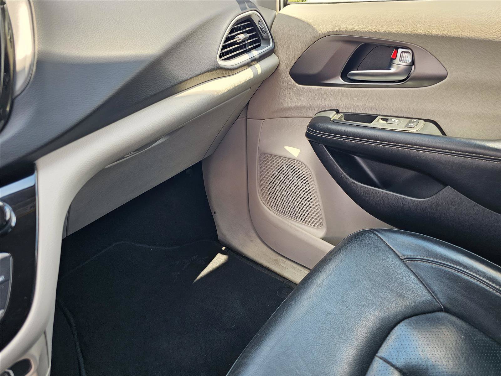 Used 2022 Chrysler Pacifica Touring-L FWD image 26