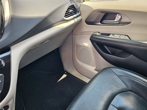 Used 2022 Chrysler Pacifica Touring-L FWD image 26