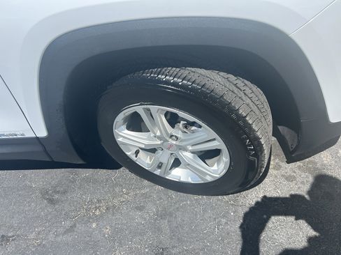 Used 2024 GMC Terrain SLE image 2