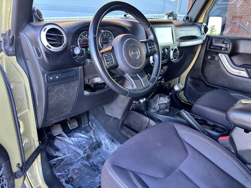 Used 2013 Jeep Wrangler Unlimited Rubicon w/ Connectivity Group image 21