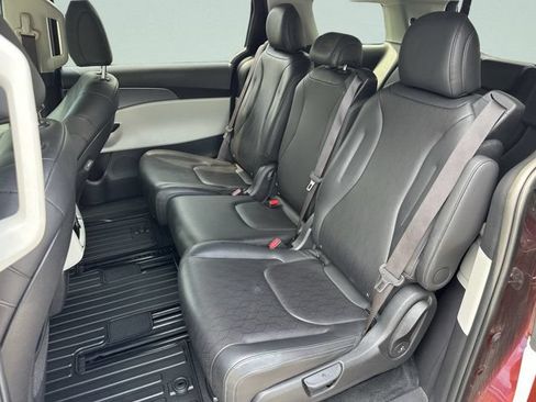 Used 2024 Kia Carnival LX FWD image 18