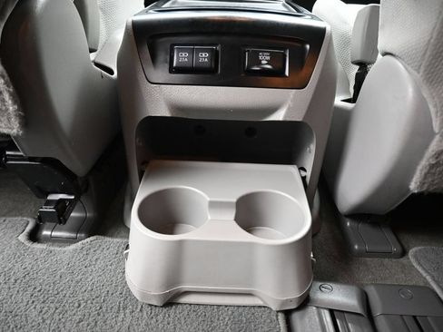 Used 2018 Toyota Sienna LE w/ Carpet Mat Package FWD image 31