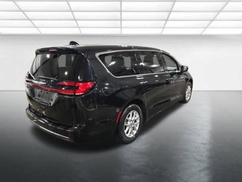 Used 2023 Chrysler Pacifica Touring-L FWD image 4