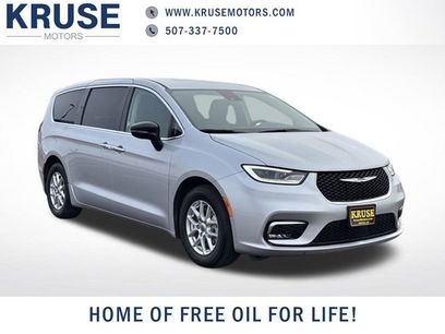 Used 2024 Chrysler Pacifica Touring-L