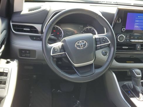 Used 2023 Toyota Highlander XLE AWD/4WD image 12