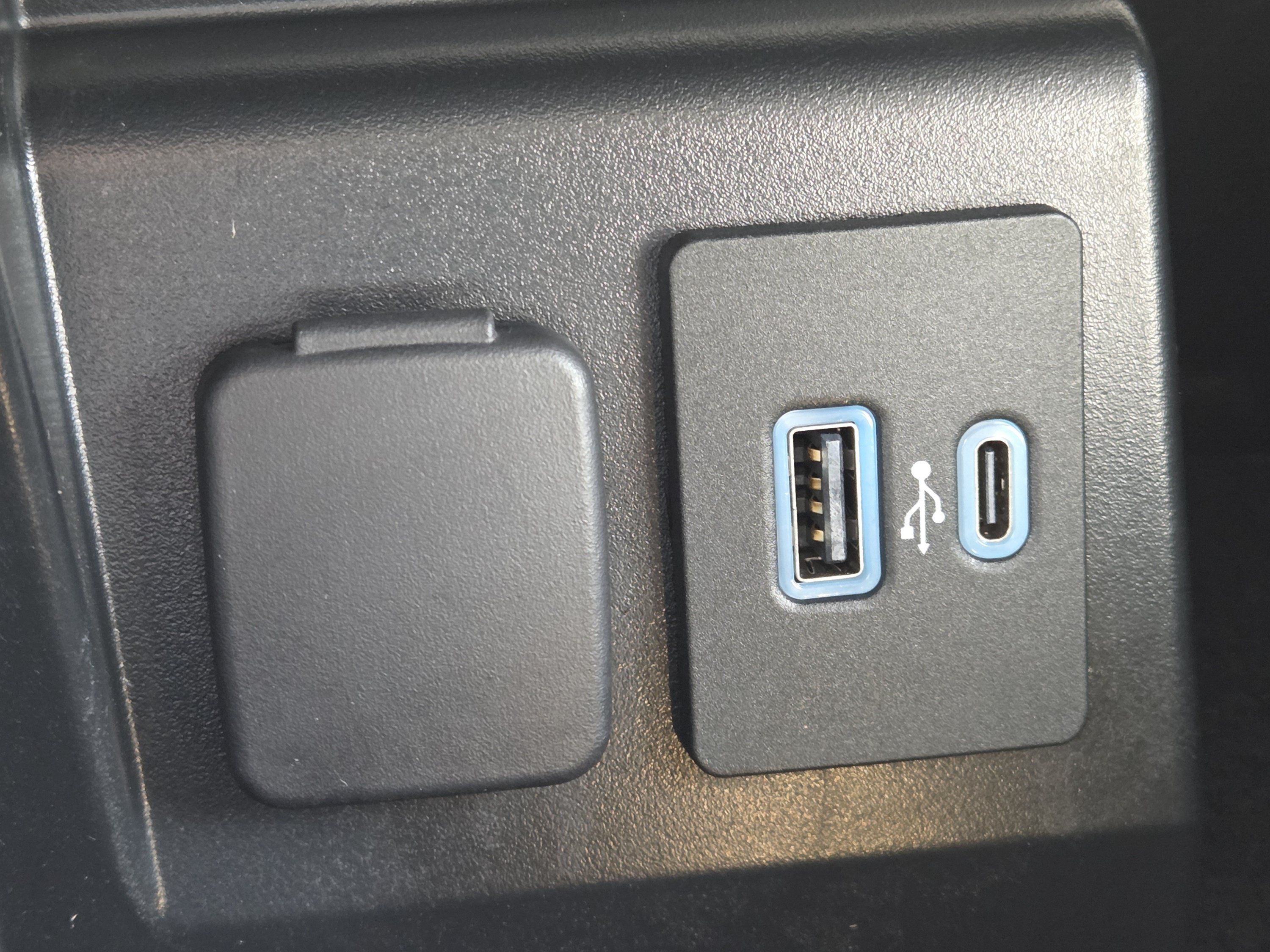 Used 2023 Ford Explorer XLT w/ Equipment Group 202A AWD/4WD image 37