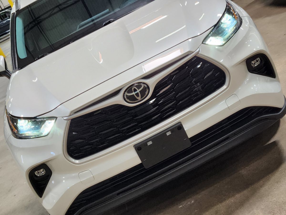 Used 2021 Toyota Highlander XLE AWD/4WD image 19