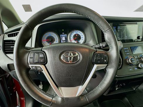 Used 2016 Toyota Sienna L image 12