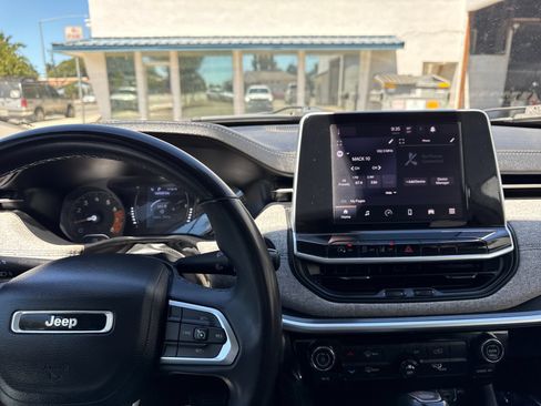 Used 2022 Jeep Compass Latitude FWD image 17