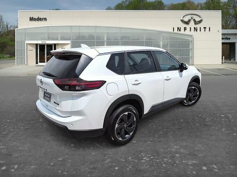 Used 2024 Nissan Rogue SV AWD/4WD image 4