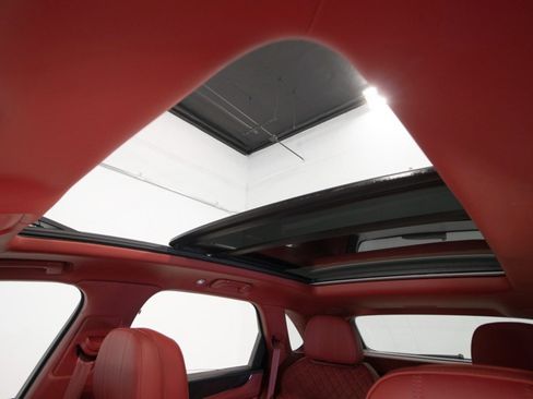 Used 2022 Bentley Bentayga image 39