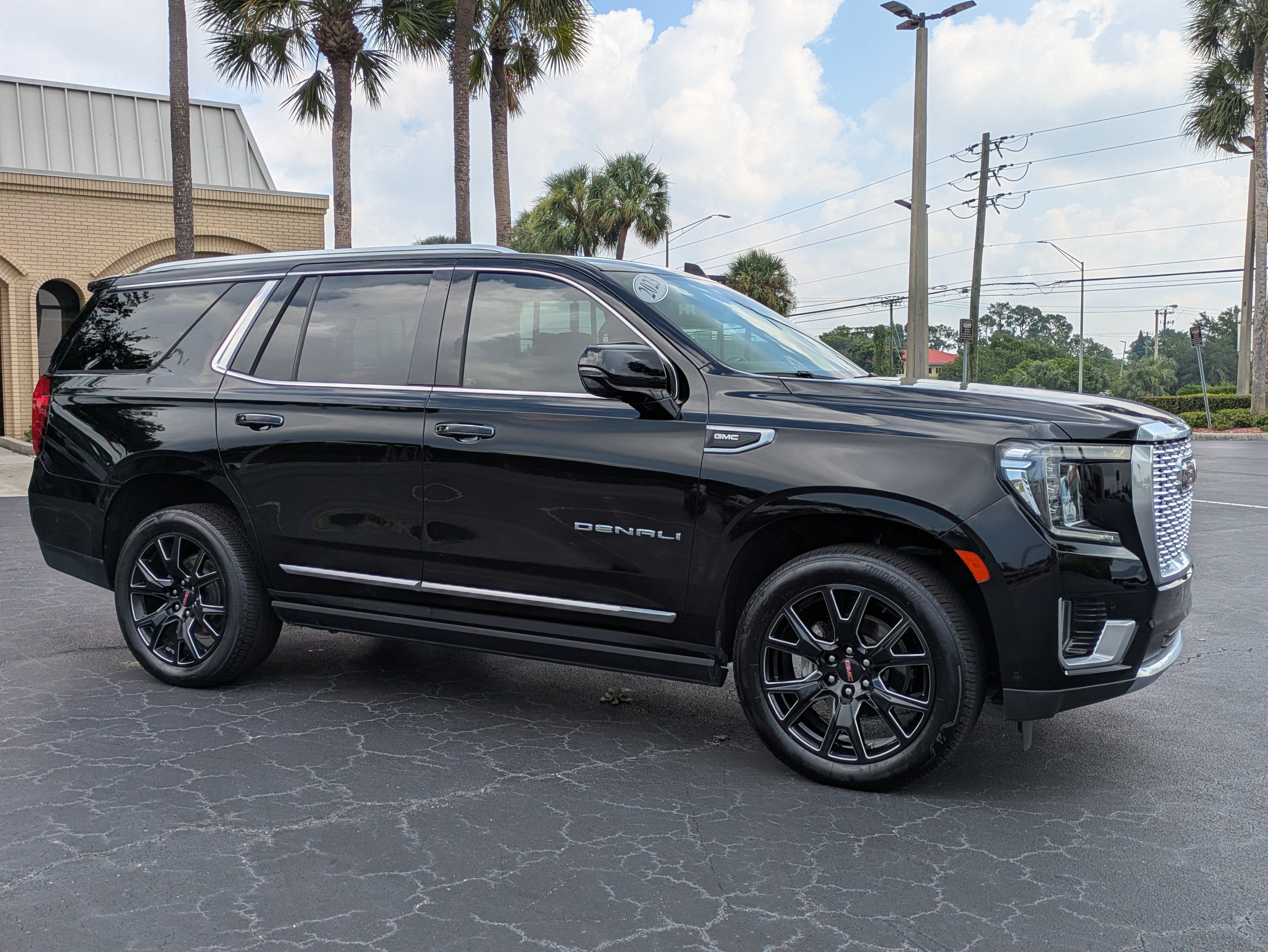 Used 2023 GMC Yukon Denali w/ Denali Reserve Package AWD/4WD image 7