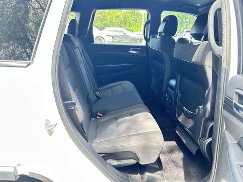 Used 2019 Jeep Grand Cherokee Laredo RWD image 13