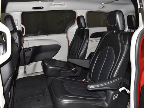 Certified 2024 Chrysler Pacifica Touring-L image 30