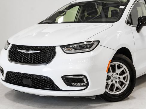 Certified 2024 Chrysler Pacifica Touring-L FWD image 2