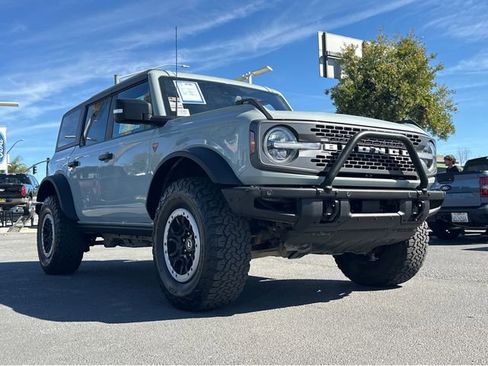 Used 2022 Ford Bronco Badlands image 3