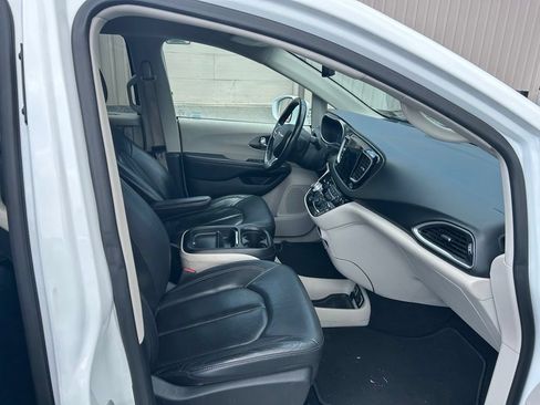 Used 2020 Chrysler Pacifica Touring-L w/ Advanced Safetytec Group FWD image 12