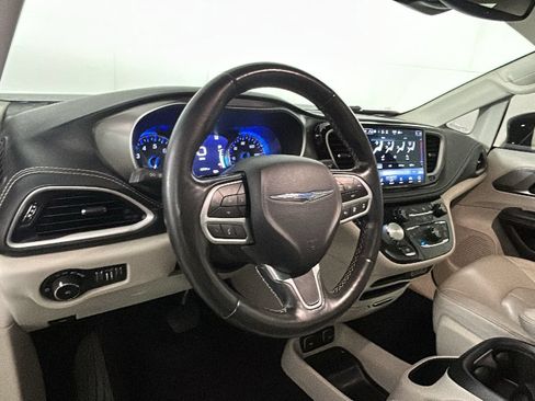 Used 2021 Chrysler Pacifica Touring-L FWD image 15